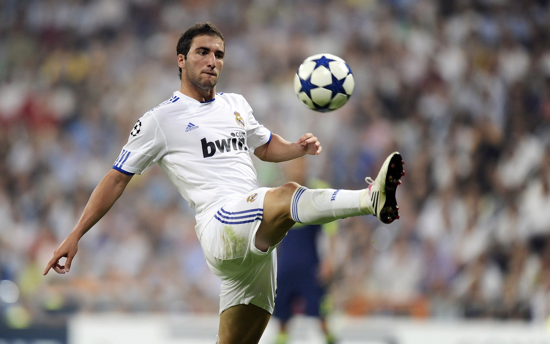 AC MILAN APP-五大联赛是否推行以中场站位弹性应对不同对手策略，五大联赛场地大小